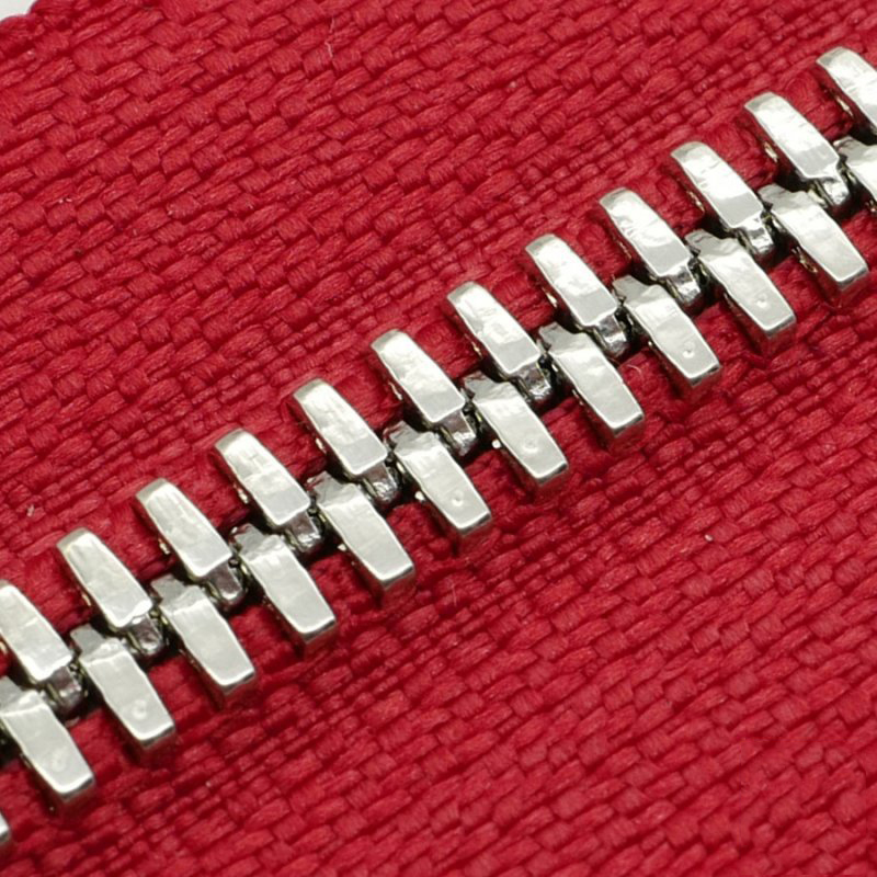 Tissu rouge + dents argentées