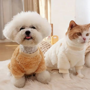 سترة حيوانات أليفة عصرية وأنيقة للشتاء، دافئة وسميكة وناعمة من الصوف بدون غطاء للرأس للقطط والكلاب مع نمط الدب - Product Image 5