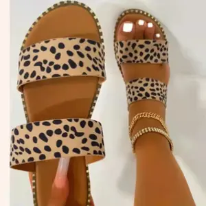 Sandálias femininas estampadas de leopardo, chinelos plana e de linha dupla com strass, cruzadas, nova, 2023