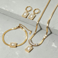 Parure de bijoux de mariage faite à la main en acier inoxydable plaqué or avec zircone cubique taille princesse, collier pendentif et boucles d'oreilles pour mariée et demoiselle d'honneur