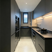 Meuble de cuisine moderne gris beige sans poignée, panneau plat avec comptoir en quartz, appareils électroménagers encastrés, éclairage LED, design minimaliste