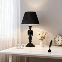 Lampe de table élégante avec base en cristal sculpté et pampilles décoratives en cristal, pour table d'appoint de style français, maison ou café