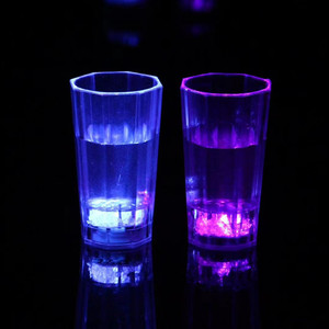 Verres à liqueur clignotants à DEL personnalisés gobelet lumineux <span class=keywords><strong>dans</strong></span> <span class=keywords><strong>le</strong></span> <span class=keywords><strong>noir</strong></span> pour <span class=keywords><strong>le</strong></span> bar et Noël verres à liqueur à DEL - Product Image 4
