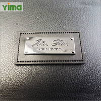 Étiquettes métalliques personnalisées en relief, étiquettes en acier inoxydable gravées au laser pour vêtements, sacs et accessoires de chaussures