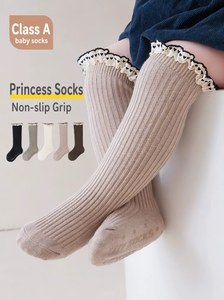Chaussettes longues antidérapantes en coton côtelé avec dentelle et volants pour bébé fille, motif cœur tricoté, collection automne, vente en gros - Product Image 2