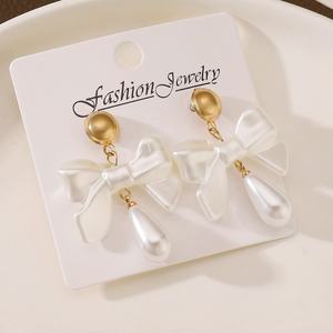 Boucles d'oreilles clous rétro françaises en forme de goutte d'eau, version coréenne de luxe, simples, polyvalentes, élégantes et tendance, en alliage de zinc plaqué or pour femmes - Product Image 1