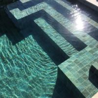 Carreaux de piscine en mosaïque de marbre vert Sukabumi parquet moderne, certifiés CE, garantie 3 ans, design graphique personnalisable, tailles sur mesure, marque HBM