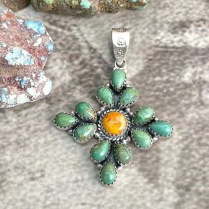 จี้เงินแท้ทำมือประดับด้วยพลอยคิงแมนเทอร์ควอยซ์รูปผึ้ง - Product Image 1