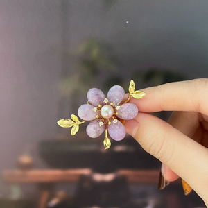 เข็มกลัดหินลาเวนเดอร์ธรรมชาติทำมือสุดหรู ประดับมุกน้ำจืดและเพชรซิร์คอนขนาดเล็ก ชุบทองแดงเคลือบทองรูปดอกไม้ - Product Image 3