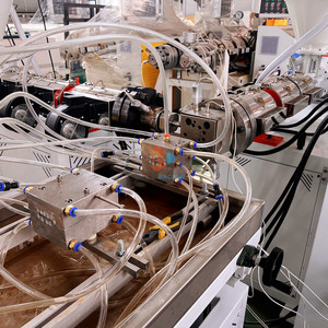 Línea de Extrusión de Perfiles Transparentes de PVC <span class=keywords><strong>HYD</strong></span>, Máquina Extrusora de un Solo Tornillo, Bomba, Motor, Control PLC, Motor Siemens - Product Image 4
