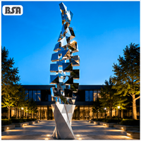 Sculpture contemporaine abstraite en acier inoxydable en forme de polyèdre empilé, art métallique personnalisé effet miroir pour parc d'entreprise