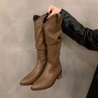 Bottes d'équitation plissées à talon épais pour femme, style western, coupe ajustée, design flatteur pour la jambe, collection automne/hiver 2026