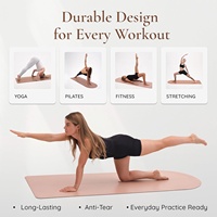 Tapis de yoga en PU et caoutchouc naturel, coloré, aux couleurs thé au lait, beige, sable, nude, de forme arche, ovale, courbe, arrondi, avec logo personnalisé
