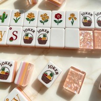 Mahjong-tegels roze Amerikaans 4-laags acryl parel gegraveerd fruit Mah Jongg set voor vrouwen groothandel bulk aangepaste OEM cadeau