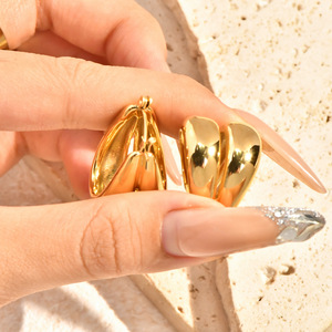 Orecchini Geometrici Semplici in Acciaio Inossidabile Placcato Oro 18K Stile Europeo e Americano per Donne - Product Image 3