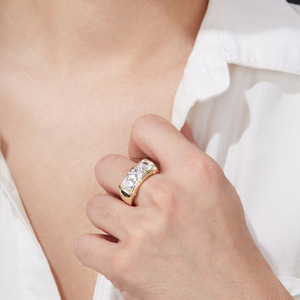 Bague de fiançailles pour femme en or jaune avec trois pierres de moissanite taille brillant ronde, sertie à griffes, style classique - Product Image 5
