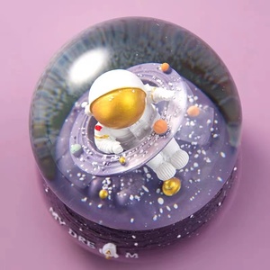 Vente en gros d'astronautes Globe de neige Globe de neige personnalisé design personnalisé pour la décoration en résine - Product Image 2
