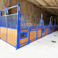 Boîtes d'écurie pour chevaux en bois de bambou rempli d'acier American Barn Builders avec portes à charnières