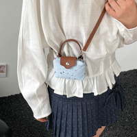 Sac mini à rabat personnalisé en tissu avec clous étoiles, fermeture magnétique et bandoulière réglable pour femmes, idéal pour les tenues quotidiennes et les soirées.