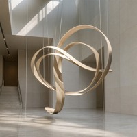 Scultura Astratta in Legno su Misura con Anello a Nastro, Statua in Legno Curvato a Forma Fluida, Servizio di Produzione OEM per Hall di Hotel