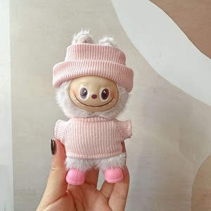 Lindo muñeco de peluche verde con gorro de punto blanco y suéter, juguete de peluche versión Q, unisex, de 8 a 13 años - Product Image 2