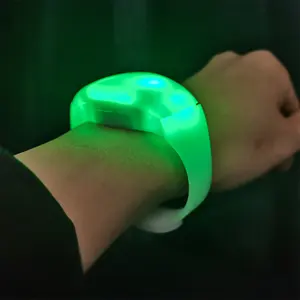 Parti gadget'lar özel aydınlatma Lumineux Glow flaş yanıp sönen bilezik LED uzaktan kumanda bilezik ses aktif LED bilezik