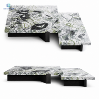 Table basse en marbre vert émeraude Luca |   Table basse carrée en pierre naturelle avec plateau en breccia nuageux et base en bois foncé pour salon