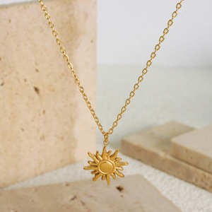 Collar con Colgante de Acero Inoxidable Chapado en Oro PVD de 18K con Símbolo del Dios Sol Apolo |   Diseño Único y Moderno - Product Image 3
