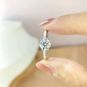 Anello in Oro Bianco con Diamanti T0424, Anello di Fidanzamento da Donna con Diamante Naturale Taglio Brillante Rotondo Colore G e Pietre Laterali - Product Image 3