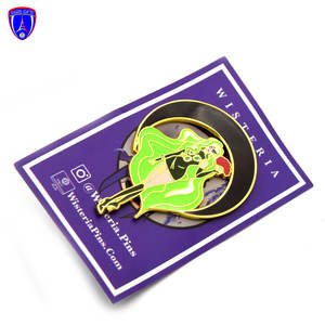 Insignia de esmalte de marca de moda Original de alta calidad con falda de plumas con orejas de gato y diseño de media Luna Negra junto con tarjeta de respaldo - Product Image 4