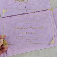 Pochette d'invitation pliante en velours lavande avec monogramme personnalisé en acrylique couronne dorée pour Quinceañera, Sweet 15, et invitation de mariage de luxe