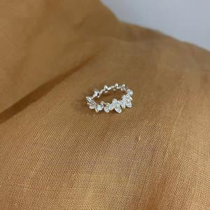 Anillo de Plata de Ley S925 con Perla Floral, Elegante y Lujoso, Incrustaciones Tridimensionales de Camelia y Mariposa, Diseño Único y Exclusivo - Product Image 3