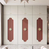 Armoire à portes battantes de style chinois avec poignée métallique à lignes décoratives et blocs de couleur, pour chambre à coucher, mobilier de chambre
