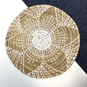 Décoration murale en rotin tissé à la main avec motif végétal traditionnel pour usage domestique - Product Image 5