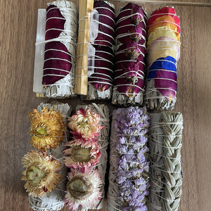 <strong>Wholesale</strong> 4 Inch 7 Inch Natural Red Rose Petals,Forget-me-not,Lavender Smudge Sticks Floral <strong>Sage</strong> Bundle With <strong>White</strong> Flowers