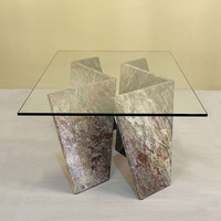 Table basse en marbre à emboîtement angulaire Dream Home, plateau en verre plat, cadre en marbre sculptural unique