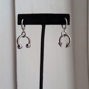 Pendientes de Acero Inoxidable en Forma de C con Extremos de Bola y Púas, Estilo Punk Unisex, Joyería de Moda, Acero 304 con Acabado Pulido - Product Image 1
