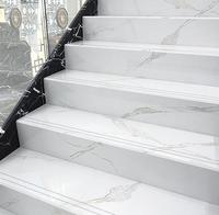 Carreaux de sol et marches d'escalier en porcelaine effet marbre Carrara brillant pleine masse, aspect marbre de Foshan, carreaux de marches en céramique blanc Carrara