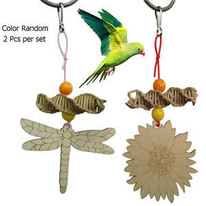 Venta caliente de 2 piezas de ratán cruzado tejido pájaro juguete loro morder libélula de madera y flor floreciente Color al azar - Product Image 1