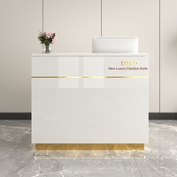 Comptoir de réception d'entreprise, magasin de vêtements, salon de beauté, centre de bien-être, comptoir de caisse, petite table de bar, style luxe léger