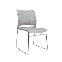 Chaises de bureau empilables en plastique PP de luxe, couleur personnalisée, chaise en plastique à base de traîneau empilable pour salle de conférence, salle de classe, événements