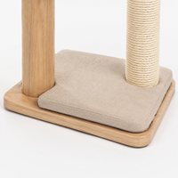 Arbre à chat en bois naturel avec poteaux à gratter en sisal, tour à chat multi-niveaux avec coussins pour chats d'intérieur
