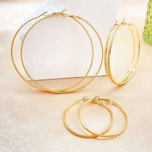 Hot Sale New Fashion Einfacher Stil Vergoldete Big <span class=keywords><strong>Hoop</strong></span> Ohrringe Klassisches Design Legierung material für Frauen - Product Image 2