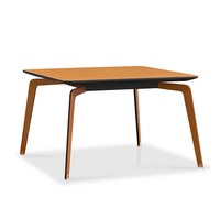 Table d'appoint carrée en cuir marron simple et polyvalente avec pieds intégrés en contreplaqué courbé, petite table basse gain de place pour salon