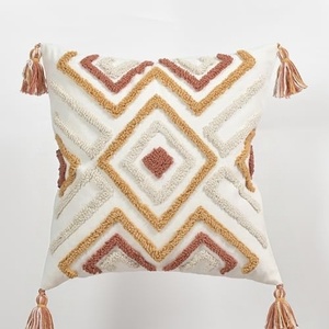 Housse de coussin décorative 45x45cm style bohème, brodée au point de croix, personnalisable - Product Image 2