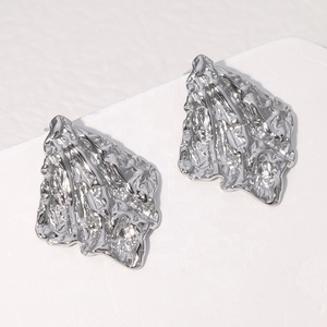 KISSWIFE Boucles d'oreilles plissées <span class=keywords><strong>en</strong></span> acier titane vintage plaqué or Boucles d'oreilles irrégulières <span class=keywords><strong>en</strong></span> acier inoxydable <span class=keywords><strong>pour</strong></span> femmes - Product Image 5