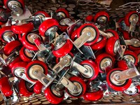 Roulettes pivotantes en PU à noyau en plastique robuste rouge, amortissement par ressort, charge maximale de 500 kg, sans entretien