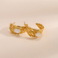 Anting-anting emas wanita grosir model lingkaran C, motif urat daun, ukiran terbuka, cabochon putih, vintage, unik, perhiasan stainless steel