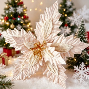 Poinsettia de Terciopelo con Estambres Realistas y Contornos Dorados Brillantes - Product Image 3