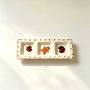 Paire d'égouttoirs à sel miniatures en forme d'homme en pain d'épices avec finition glacée brillante, bordure en glaçage blanc, écharpe en chocolat et <span class=keywords><strong>poche</strong></span> à biscuits – Superbe - Product Image 5